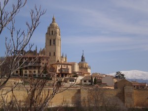 Ségovie et ses montagnes enneigées