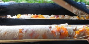 Riz cuit au Barbecue dans du bambou